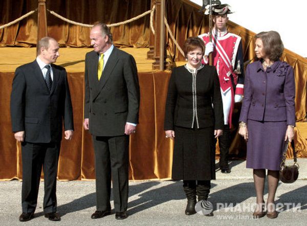 Vladimir Putin crosses paths with royalty Vladimir Putin crosses paths with royalty - Sputnik International