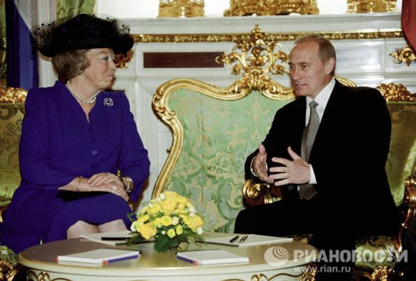Vladimir Putin crosses paths with royalty Vladimir Putin crosses paths with royalty - Sputnik International