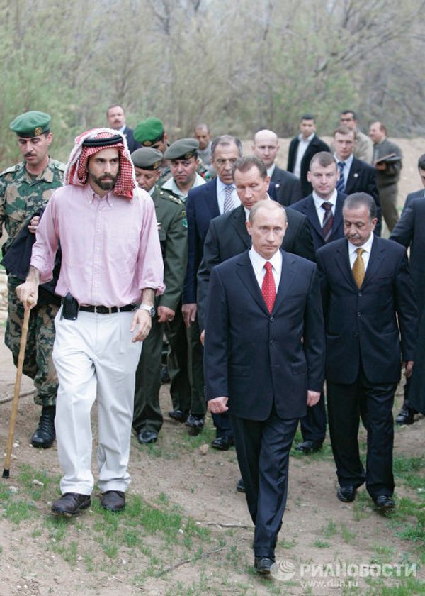 Vladimir Putin crosses paths with royalty Vladimir Putin crosses paths with royalty - Sputnik International