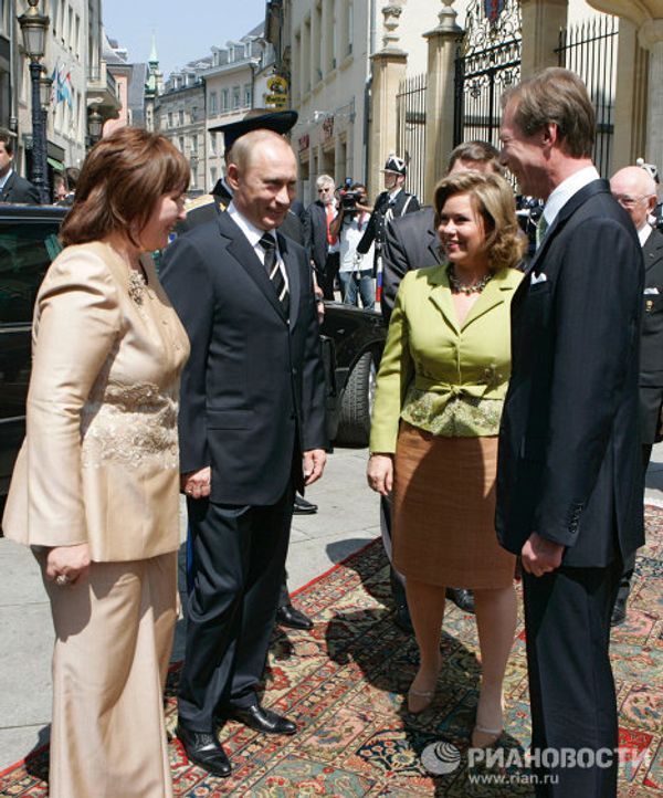 Vladimir Putin crosses paths with royalty Vladimir Putin crosses paths with royalty - Sputnik International
