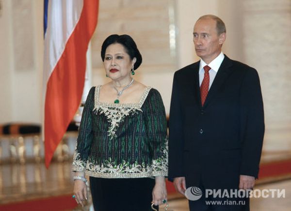 Vladimir Putin crosses paths with royalty Vladimir Putin crosses paths with royalty - Sputnik International