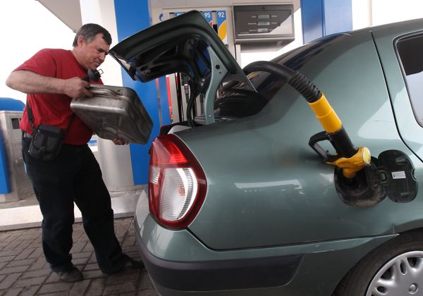 Russia to keep high export duty on gasoline until July - Sputnik International