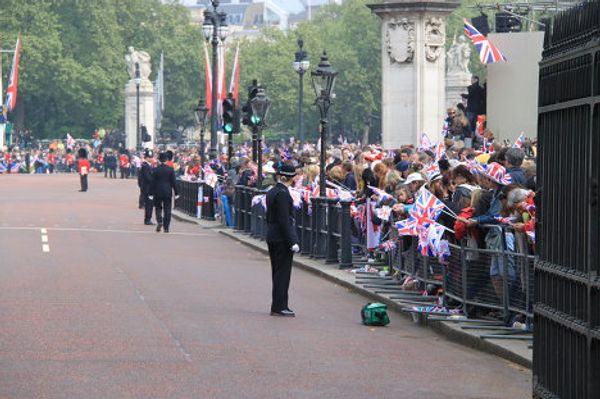 Million-strong crowd cheer royal newlyweds - Sputnik International