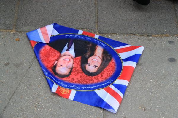 Million-strong crowd cheer royal newlyweds - Sputnik International