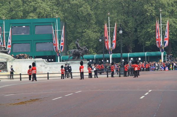 Million-strong crowd cheer royal newlyweds - Sputnik International