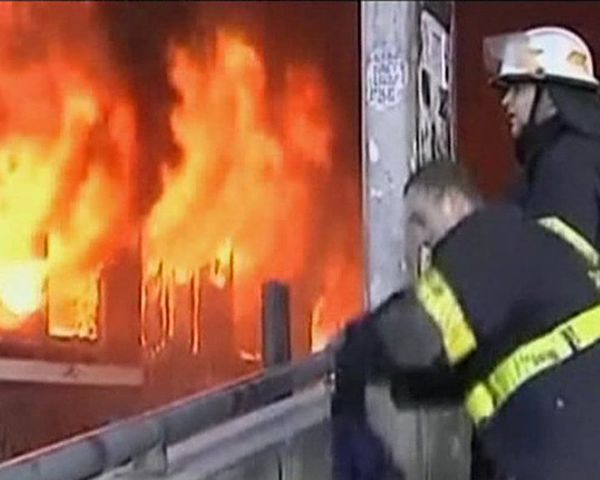 Angry mobs set ablaze commuter trains in Argentina - Sputnik International