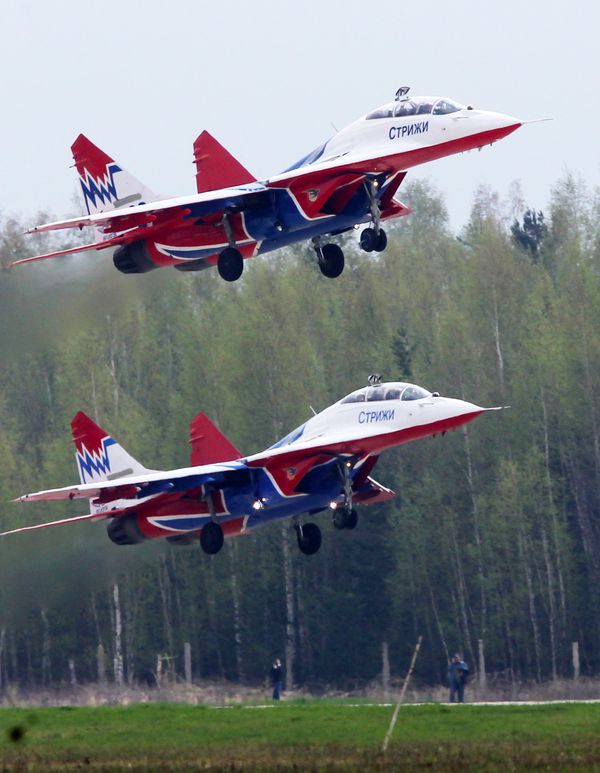 Strizhi aerobatics team marks 20 years in the clouds - Sputnik International
