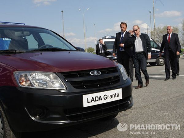 Putin tests new Russian car Lada Granta Putin tests new Russian car Lada Granta - Sputnik International