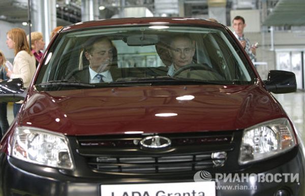 Putin tests new Russian car Lada Granta Putin tests new Russian car Lada Granta - Sputnik International