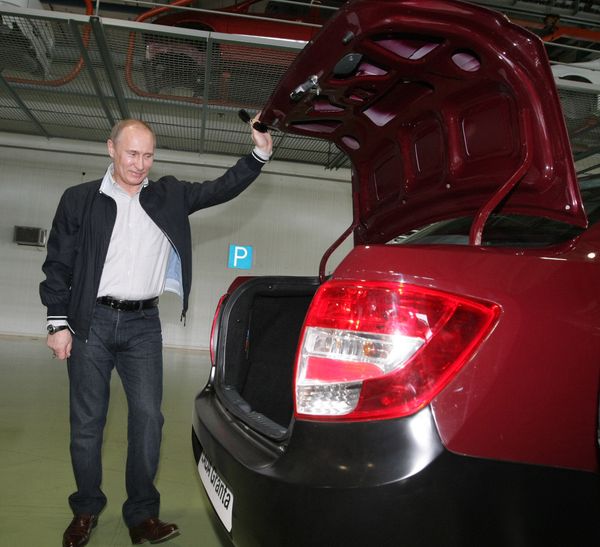 Putin tests new Russian car Lada Granta  - Sputnik International