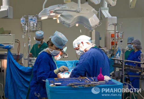 Moscow surgeons perform rare heart operation  - Sputnik International