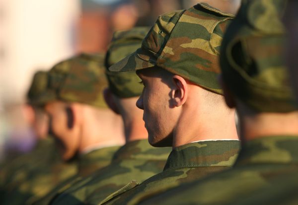 Russian service members to earn almost as much as NATO counterparts - Sputnik International