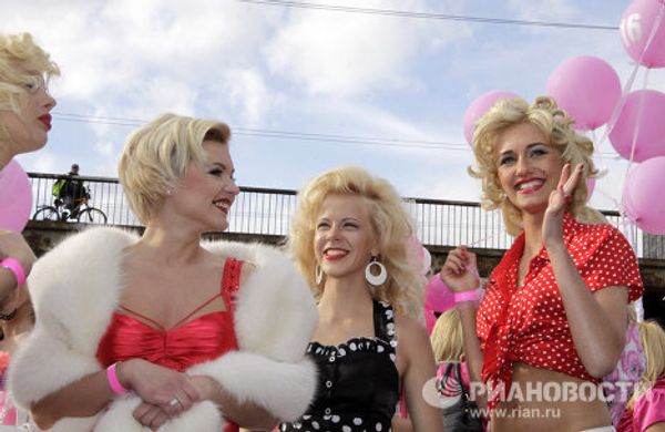 Parade of Glamorous Blondes in Riga - Sputnik International