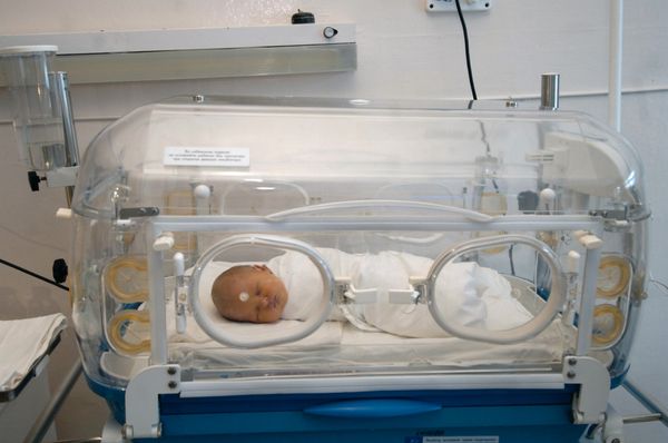Russian PM Focuses on Funding to Treat Newborns - Sputnik International