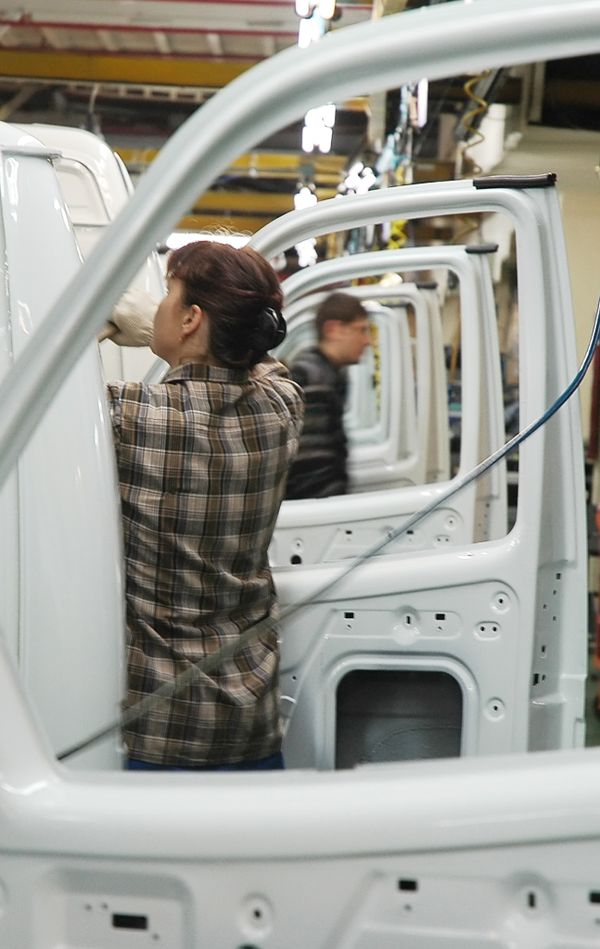 Foreign carmakers to invest over $5 bln in Russia - Sputnik International
