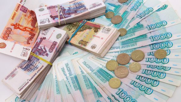 Russian ruble banknotes of different denominations Russian ruble banknotes of different denominations - Sputnik International