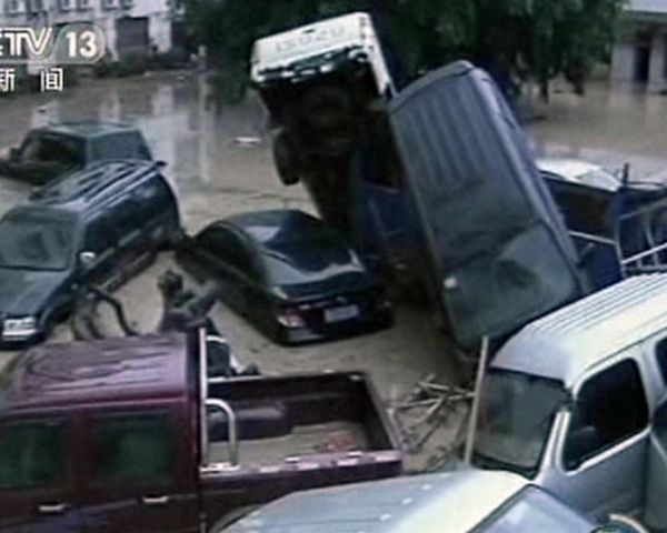 Sixty thousand evacuated as torrential flood ravish China - Sputnik International
