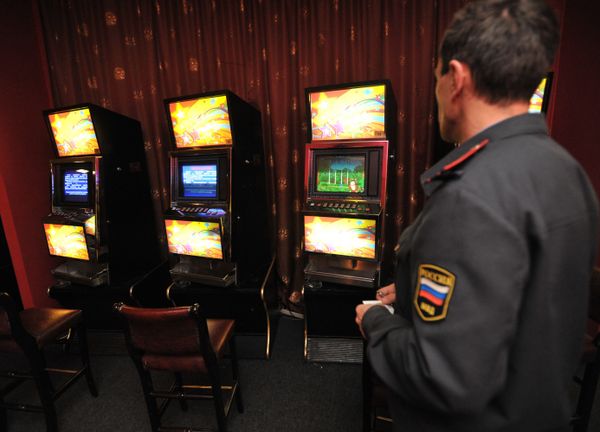 Russian court sanctions arrest of senior police officer over illegal gaming - Sputnik International
