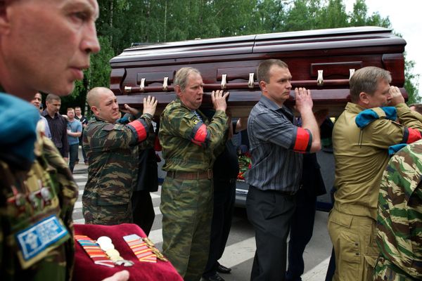 Yury Budanov, the former Russian army colonel convicted of murdering a Chechen woman during the second war in Chechnya, was buried in a Moscow suburb - Sputnik International