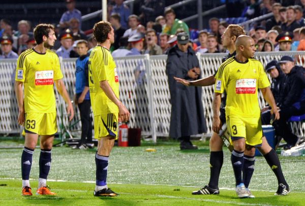 Captain of Anji team Roberto Carlos leaves the field. - Sputnik International