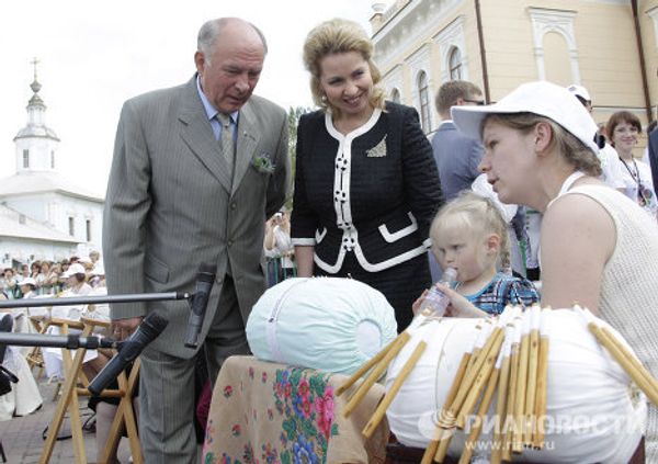 Russia’s First Lady Svetlana Medvedev attends record-breaking lacemaking workshop in Vologda Russia’s First Lady Svetlana Medvedev attends record-breaking lacemaking workshop in Vologda - Sputnik International