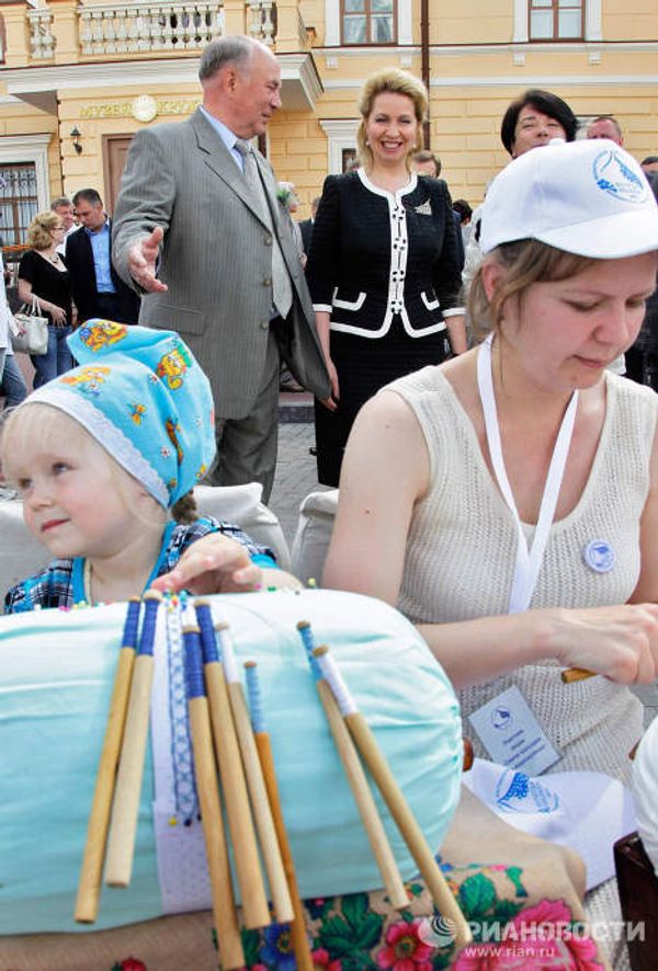 Russia’s First Lady Svetlana Medvedev attends record-breaking lacemaking workshop in Vologda Russia’s First Lady Svetlana Medvedev attends record-breaking lacemaking workshop in Vologda - Sputnik International