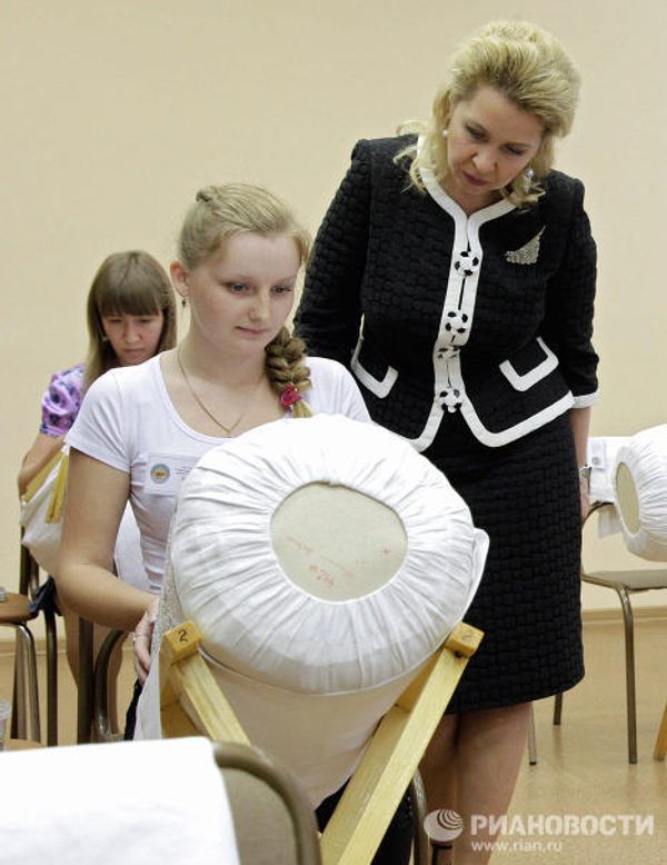 Russia’s First Lady Svetlana Medvedev attends record-breaking lacemaking workshop in Vologda Russia’s First Lady Svetlana Medvedev attends record-breaking lacemaking workshop in Vologda - Sputnik International