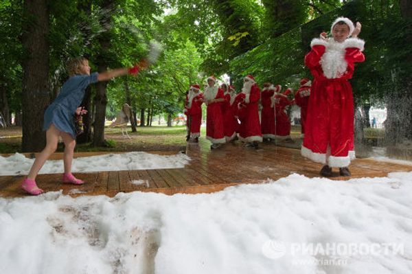 Snow at the end of June in Moscow’s Central Park Snow at the end of June in Moscow’s Central Park - Sputnik International