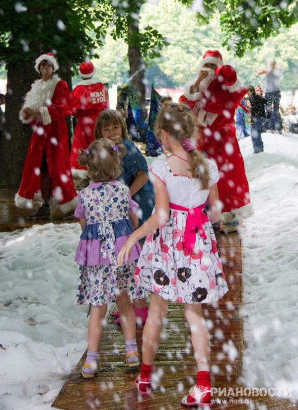 Snow at the end of June in Moscow’s Central Park Snow at the end of June in Moscow’s Central Park - Sputnik International