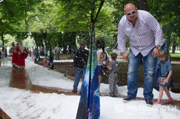 Snow at the end of June in Moscow’s Central Park Snow at the end of June in Moscow’s Central Park - Sputnik International