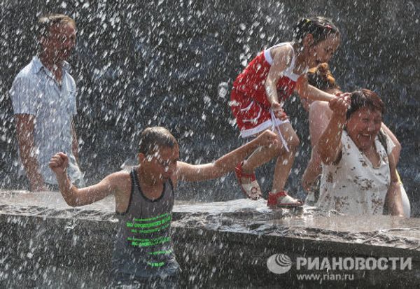 Moscow heat wave drives locals to fountains - Sputnik International