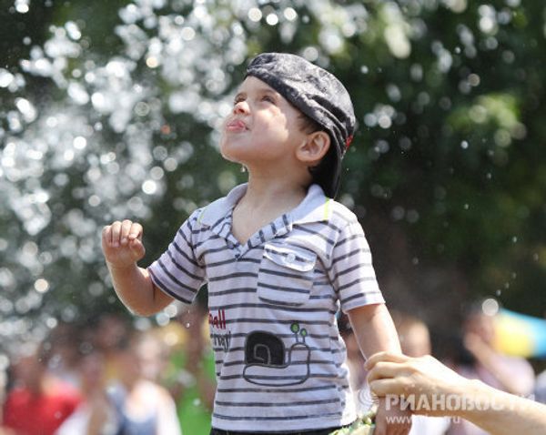 Moscow heat wave drives locals to fountains - Sputnik International