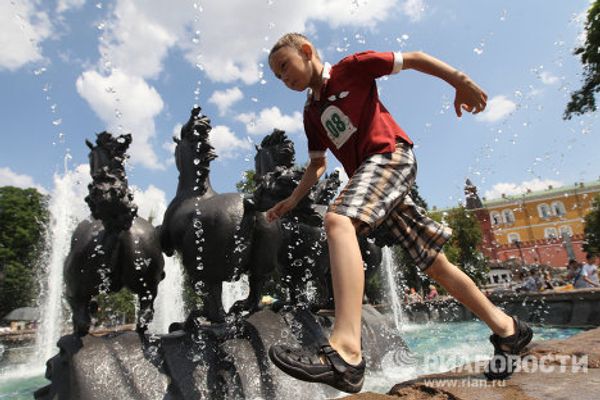 Moscow heat wave drives locals to fountains - Sputnik International