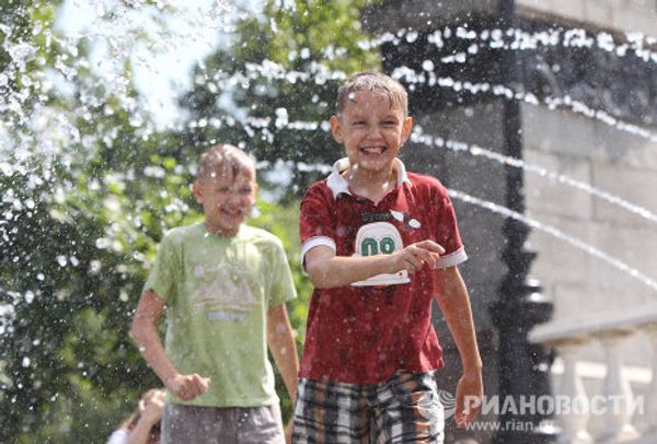 Moscow heat wave drives locals to fountains - Sputnik International