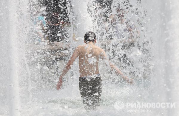 Moscow heat wave drives locals to fountains - Sputnik International