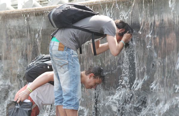Moscow heat wave drives locals to fountains - Sputnik International