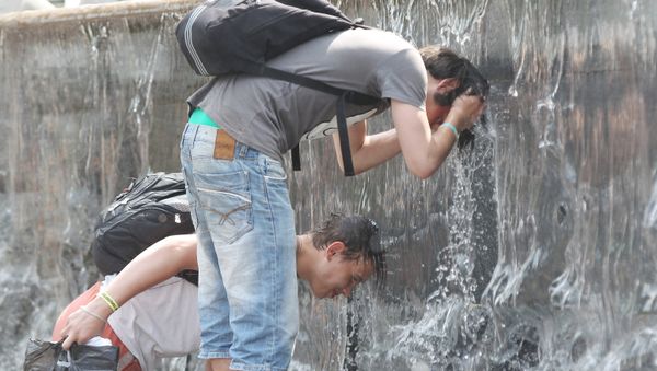 Moscow heat wave drives locals to fountains - Sputnik International