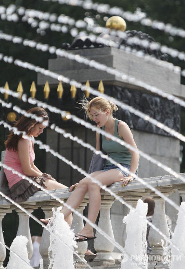 Moscow heat wave drives locals to fountains - Sputnik International