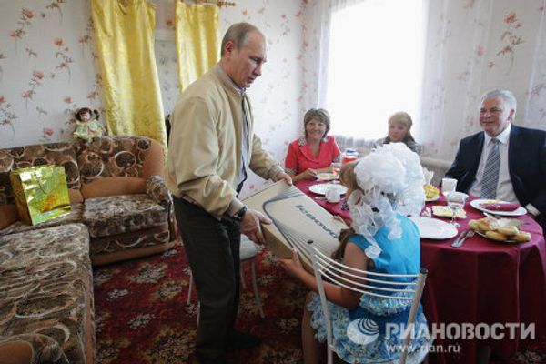 Vladimir Putin visits ‘Cinderella’ - Sputnik International
