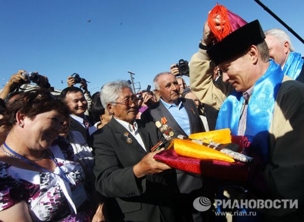 Vladimir Putin visits ‘Cinderella’ - Sputnik International