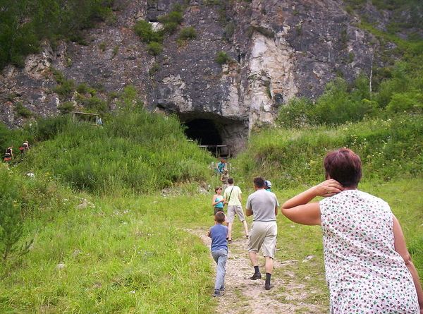 Tourists in front of the Denisova Cave, where the Denisova hominin was found Tourists in front of the Denisova Cave, where the Denisova hominin was found - Sputnik International