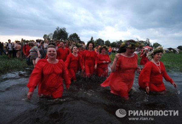 Celebrations of the Ivan Kupala Day on the bank of Lake Ilmen  - Sputnik International
