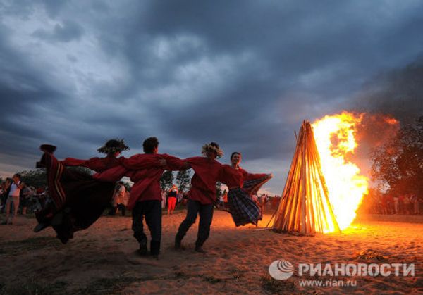 Celebrations of the Ivan Kupala Day on the bank of Lake Ilmen  - Sputnik International