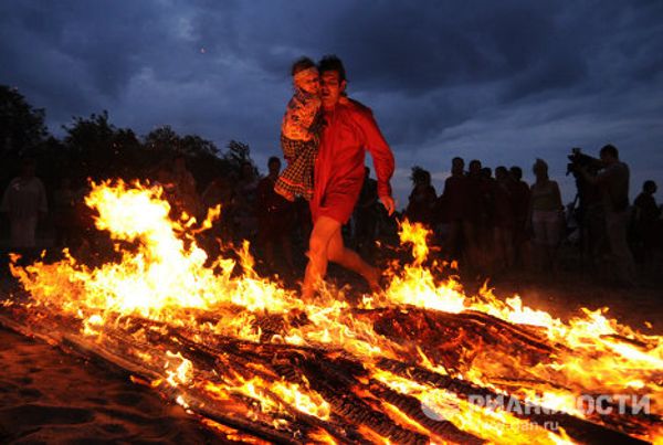 Celebrations of the Ivan Kupala Day on the bank of Lake Ilmen  - Sputnik International