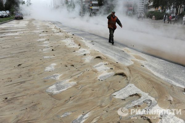 Hot water pipe erupts on Yesenin St. in St. Petersburg  - Sputnik International