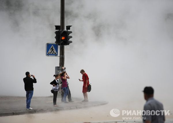 Hot water pipe erupts on Yesenin St. in St. Petersburg  - Sputnik International