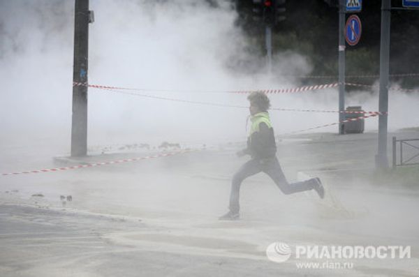 Hot water pipe erupts on Yesenin St. in St. Petersburg  - Sputnik International