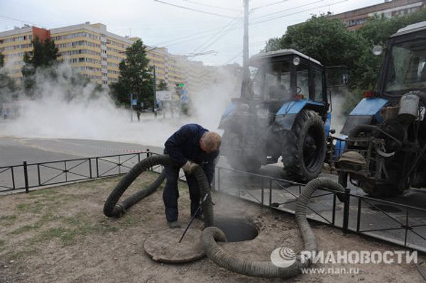 Hot water pipe erupts on Yesenin St. in St. Petersburg  - Sputnik International