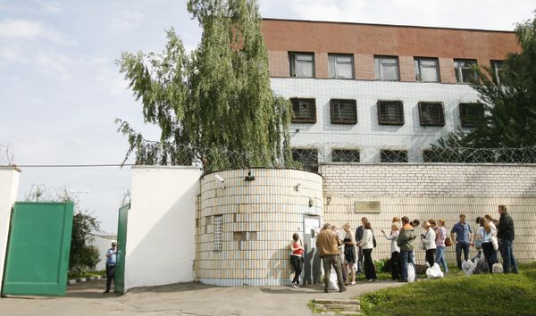 Families and friends of those detained during the unsanctioned rallies seen near Minsk's temporary detention facility. Families and friends of those detained during the unsanctioned rallies seen near Minsk's temporary detention facility. - Sputnik International