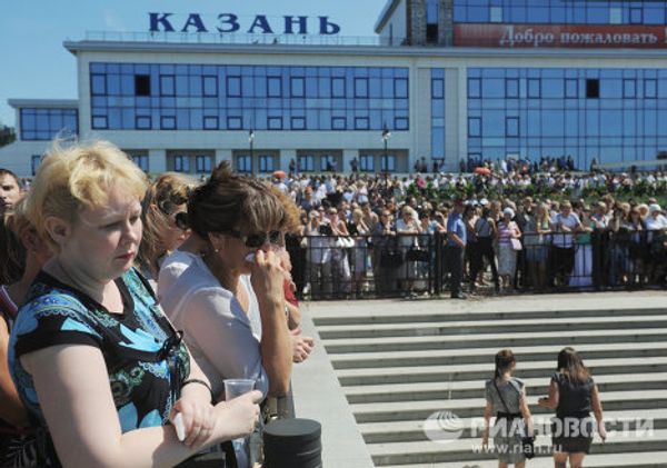 People pray, light candles in memory of Volga sinking victims People pray, light candles in memory of Volga sinking victims - Sputnik International